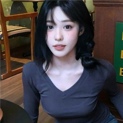 穿白丝绸的女人